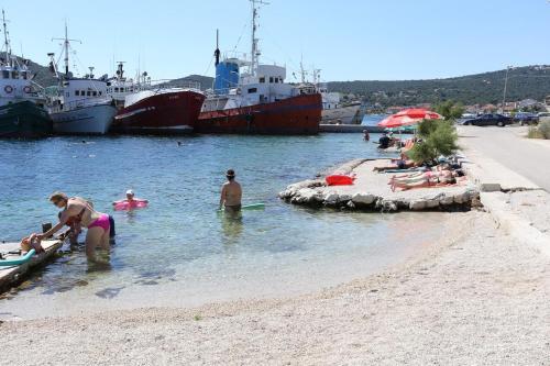Apartments With A Parking Space Vinisce, Trogir - 18073