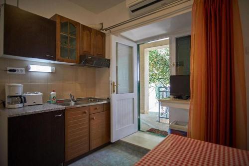 Apartments By The Sea Vinisce, Trogir - 18225