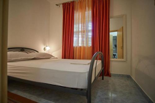 Apartments By The Sea Vinisce, Trogir - 18225