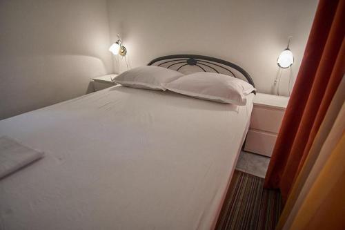 Apartments By The Sea Vinisce, Trogir - 18225