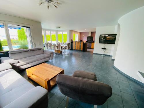 Leon's Holiday Homes Villa 1