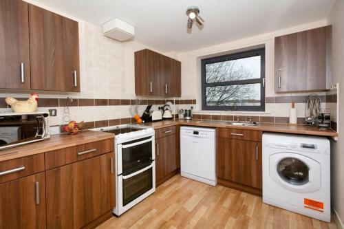 Aberdeen 2 Bedroom Apartment, Private Parking And Wifi
