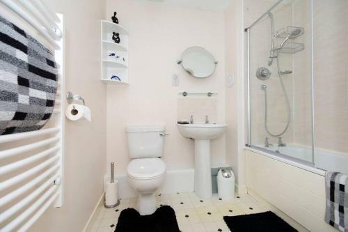 Aberdeen 2 Bedroom Apartment, Private Parking And Wifi