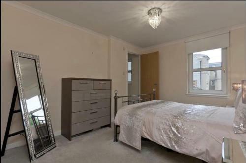 Apartamento Spacious 2bed Flat W/private Parking