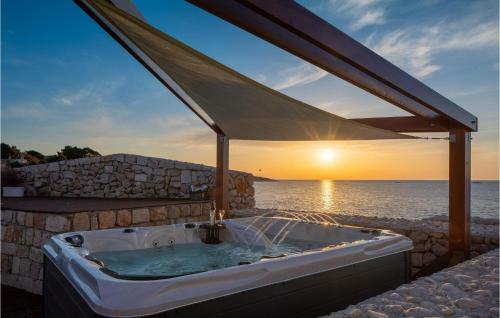 Nice Home In Vis With Jacuzzi, Wifi And 2 Bedrooms