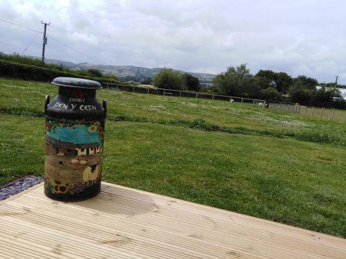 Camping Shabby Chic Caravan - Pen Cefn Farm Holiday
