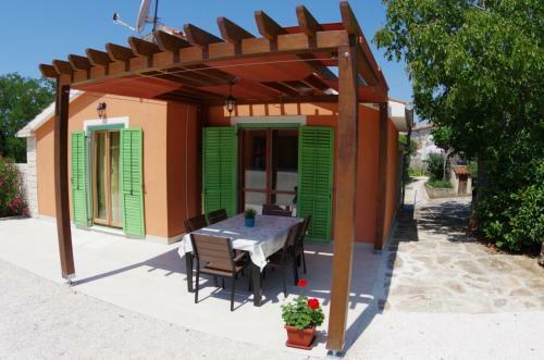 House Elvis, Sveti Kirin