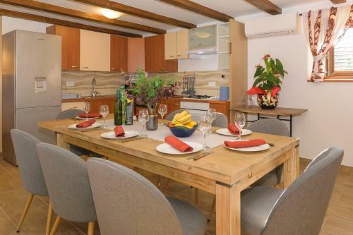 Spacious Holiday Home Guran