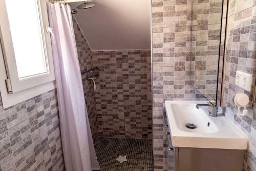 Fabulous 3 Bed House With 4 Communal Pools