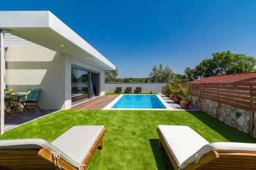 Villa For Two Person With Pool In Peroj