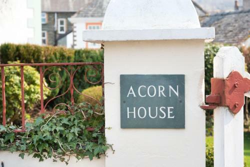 Hostal Acorn House