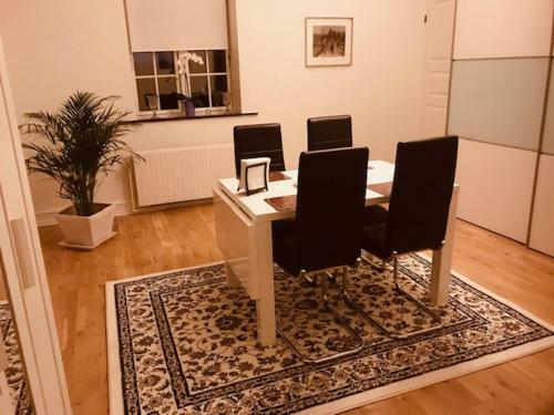 Apartamento Centralt I Gentofte I 2 Plan, Ved S-tog Og Busser