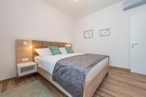Luxury Apartments - La Vir 1 & 2