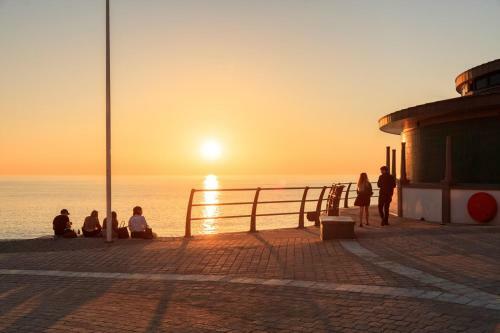 New Central Seafront Apartment- Stunning Sea Views