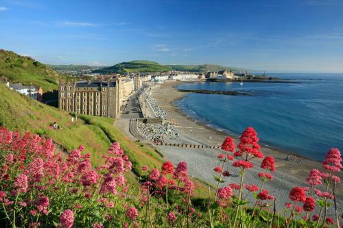 New Central Seafront Apartment- Stunning Sea Views
