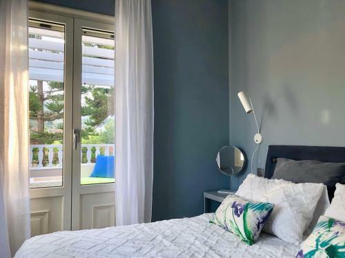 Villa Dolphin - Beachfront Maisonette With Pool