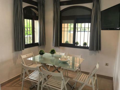 Luxurious Villa. Pr�vate Pool, Padel Court. Subway