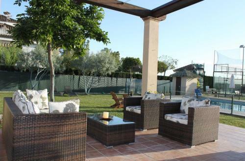 Luxurious Villa. Pr�vate Pool, Padel Court. Subway