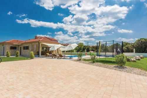 Lux Stone House With Pool, Near Beach