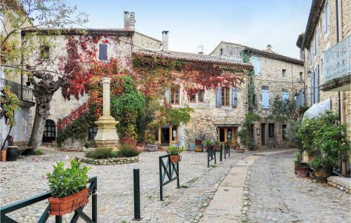 Beautiful Home In Aigu�ze With 5 Bedrooms