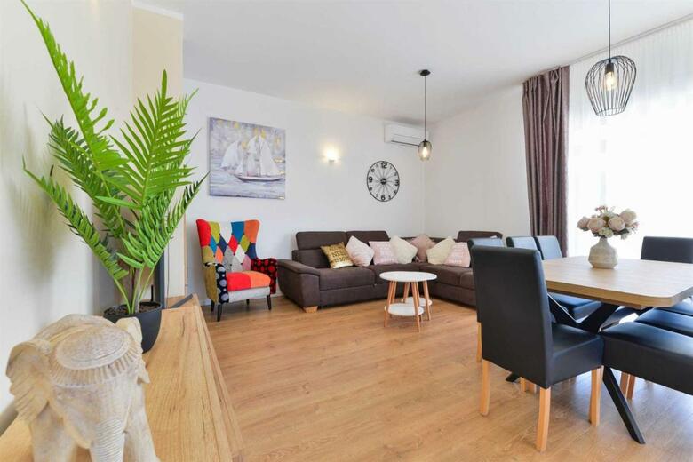 4* Villa First Hill With Heated Pool, Zaton