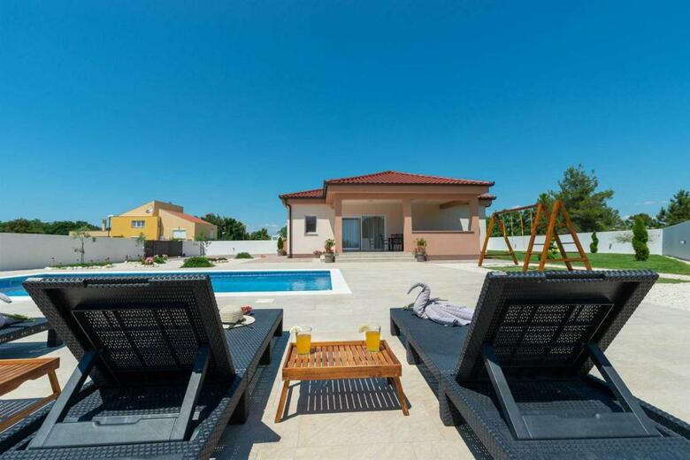 4* Villa First Hill With Heated Pool, Zaton