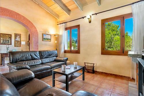 Country House With Amazing Pool In A Beautiful Rural Setting