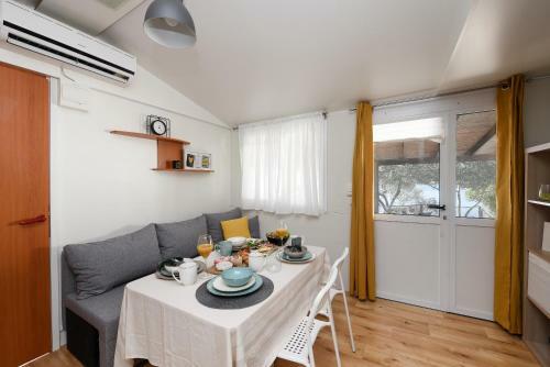 Mia Mobile Home With Jacuzzi