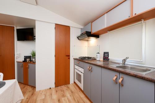 Mia Mobile Home With Jacuzzi