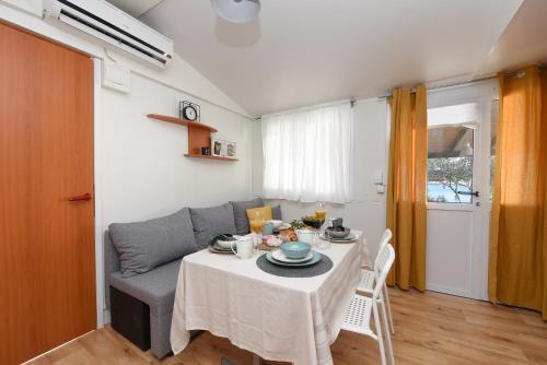 Mia Mobile Home With Jacuzzi