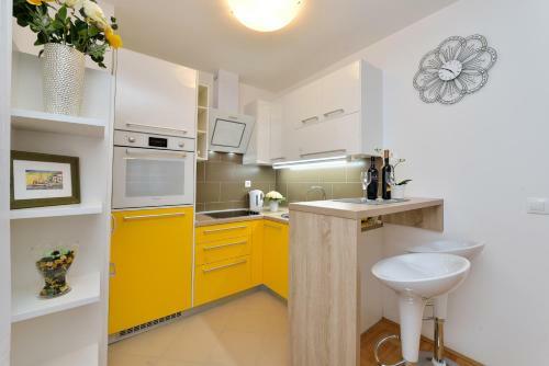 Apartment Sweet Corner