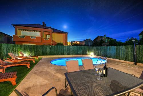Holiday Home Orange With Heated Pool And Parking