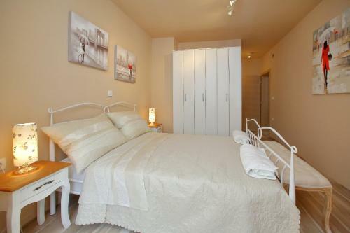 Few Steps From The Center - New And Modern Apartment For 4 Persons