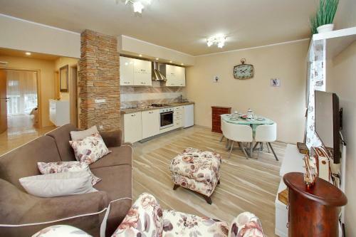 Few Steps From The Center - New And Modern Apartment For 4 Persons