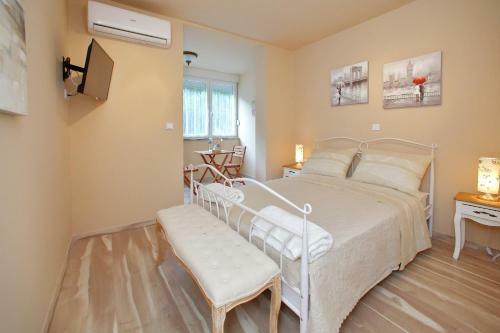 Few Steps From The Center - New And Modern Apartment For 4 Persons