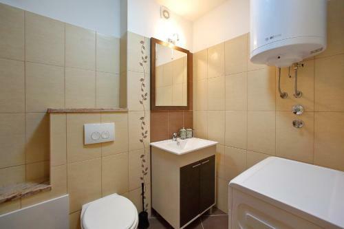 Few Steps From The Center - New And Modern Apartment For 4 Persons