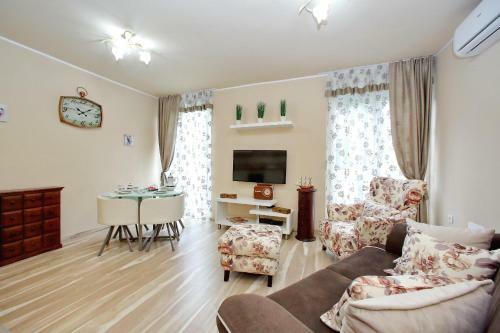 Few Steps From The Center - New And Modern Apartment For 4 Persons
