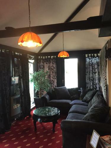 Hostal The Crown Lodge & Restaurant