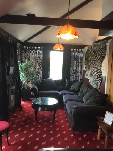 Hostal The Crown Lodge & Restaurant