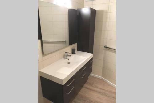 Apartamento Modern 4 Beds In Convenient Location, Free Parking