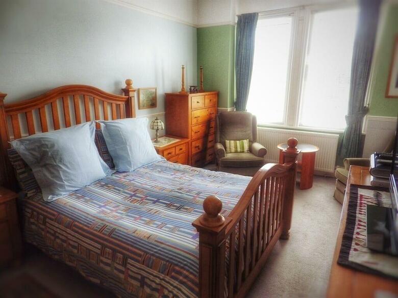 Hostal The Strand Hotel