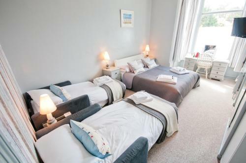 Bed & Breakfast Waves In