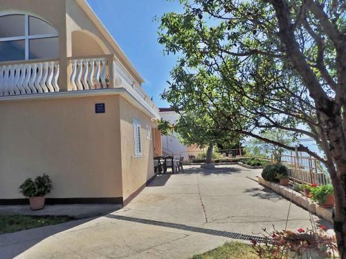 Apartment In Baric Draga 38614
