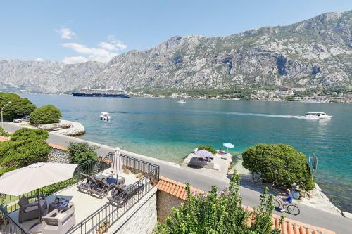 Hostal Mediterranean Holiday House & Apartments
