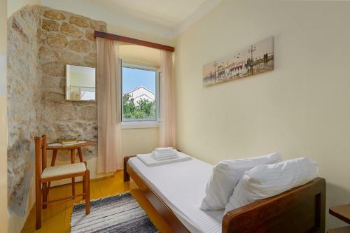 Hostal Mediterranean Holiday House & Apartments