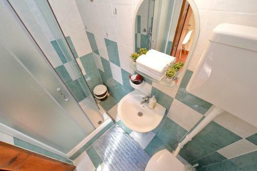 Hostal Mediterranean Holiday House & Apartments