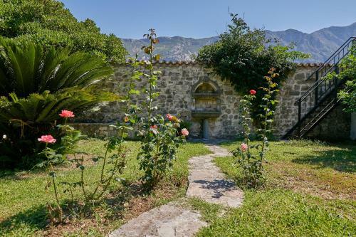 Hostal Mediterranean Holiday House & Apartments