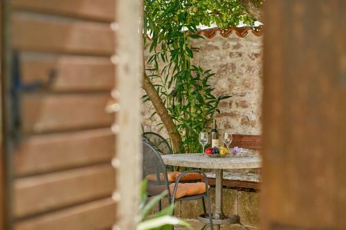 Hostal Mediterranean Holiday House & Apartments