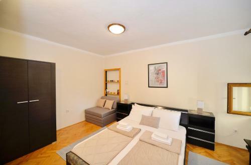 Hostal Mediterranean Holiday House & Apartments