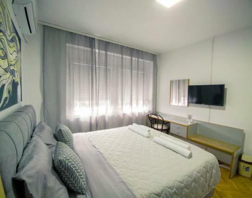 Hostal The House Apartments & Guest Rooms